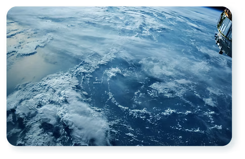 A Terra vista do espaço com um satélite em órbita